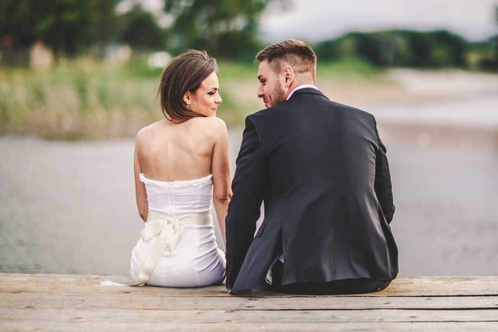 Милая пара свадьба. Жених и невеста идут. Luxury wedding couple. When you get married. Раннее замужество.