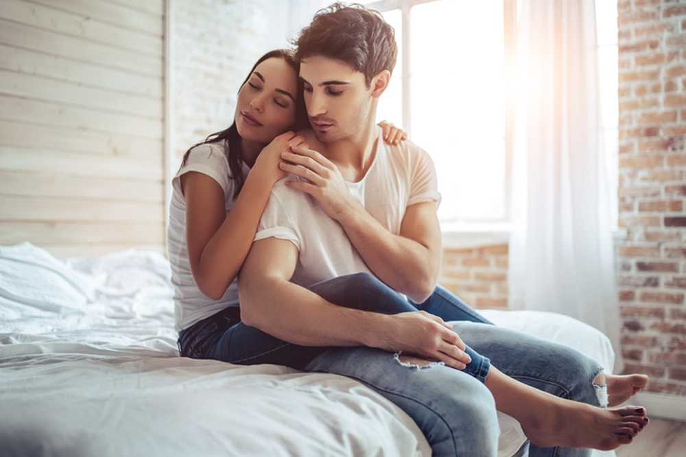 Spend day in bed. Фото для ревности. фото для ревности девушки в квартире. couple spending time in the bed. hollywood couples in everyday life.